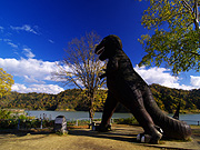桂沢湖の恐竜像（ティラノサウルス）